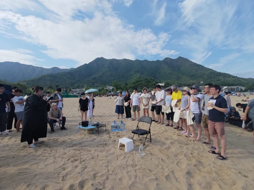 我是你的主,你的老師, 尚且洗你的腳, 你們應當彼此洗腳。