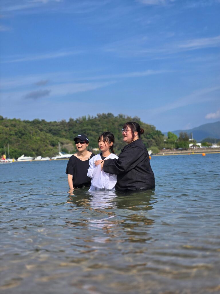 奉父、子、聖靈的名為你施洗~